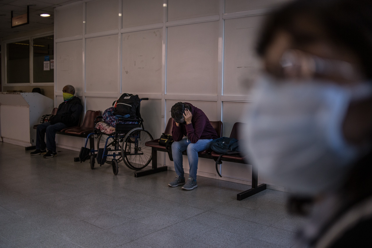 La espera en los hospitales públicos es extremadamente larga, arriesgando a los pacientes más frágiles de salud a ser contagiados por el coronaviruschile y condenar a sus familias en el mismo camino.