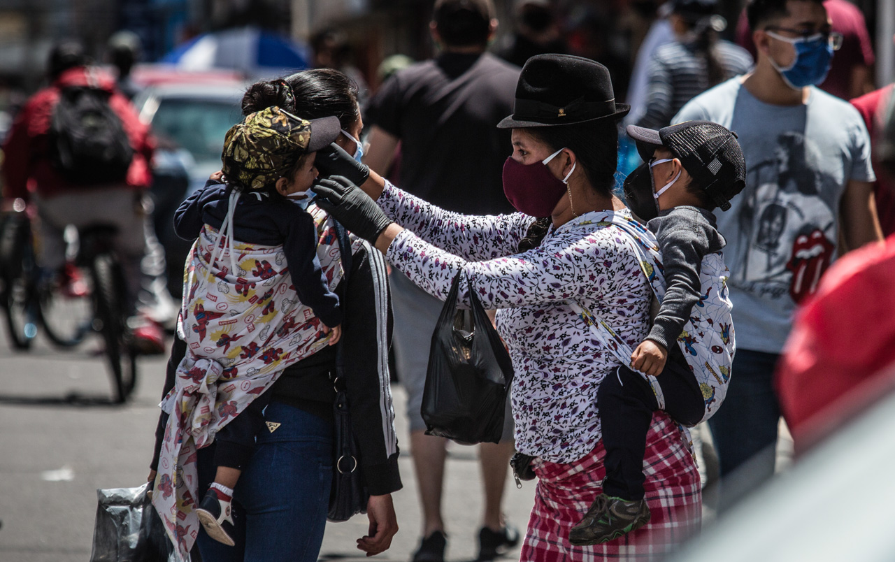 En la crisis del Covid-19 a las mujeres no les toca otra opción que llevar consigo a sus lugares de trabajo o a la venta callejera durante la pandemia a sus hijos.