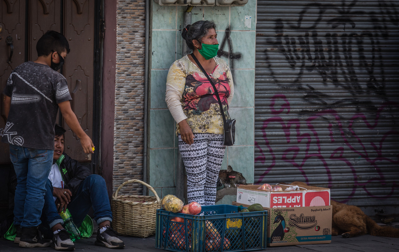 Ellas, las mujeres salen con las medidas básicas de protección para evitar el contagio por Coronavirus