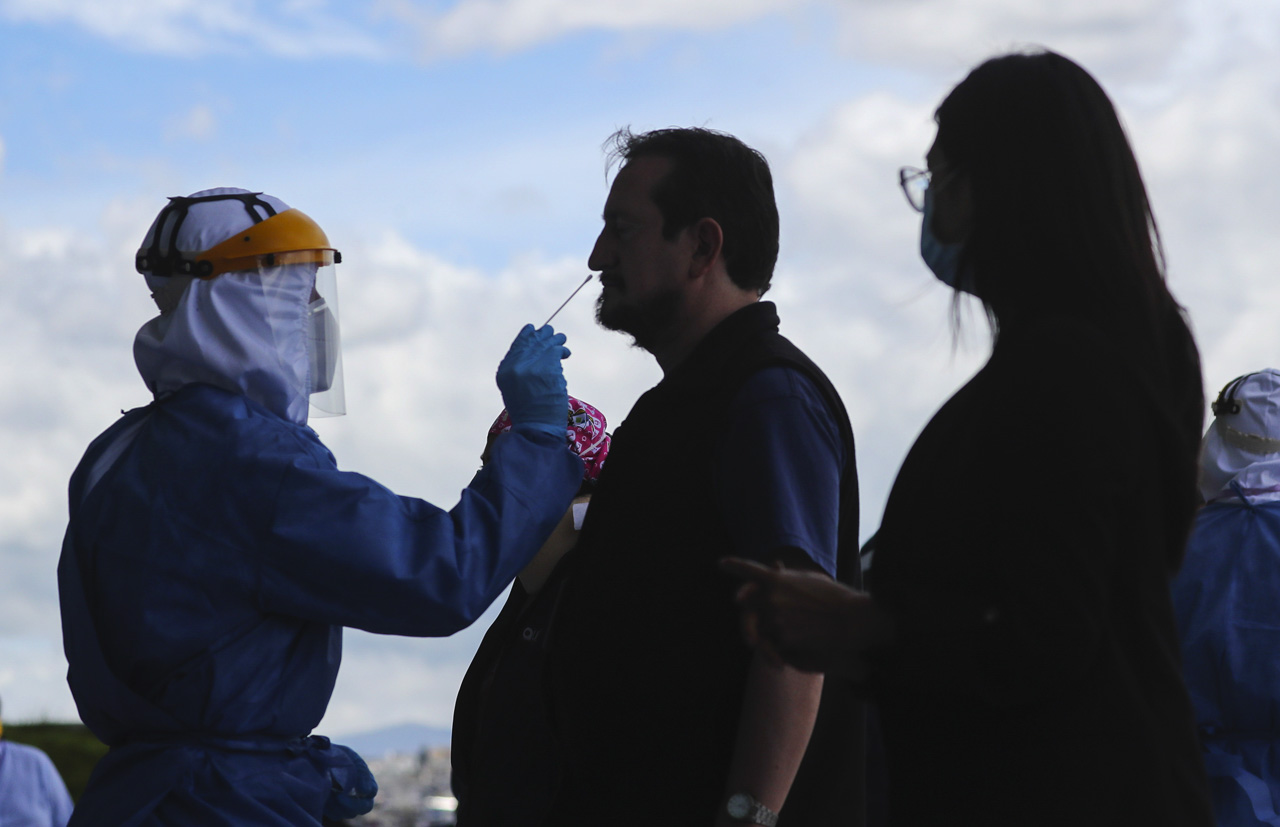 A los trabajadores de la salud que atenderán en el Centro de Atención Temporal ‘Quito Solidario’ se realizaron las pruebas PCR para descartar contagios por Covid-19.