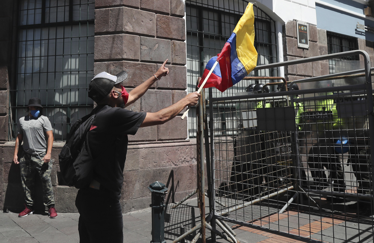 Una de las medidas a favor de la población ecuatoriana sería imponer aportaciones extraordinarias a las grandes fortunas. También cobrar las deudas que, principalmente las grandes empresas, tienen con el Servicio de Rentas Internas, etc.