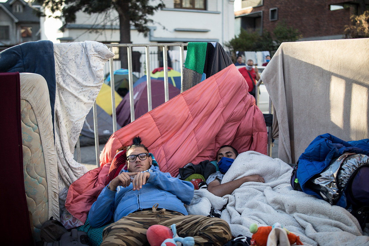 Por las noches hay temperaturas mínimas de 4 grados y las carpas no logran aislar el frío de la capital. La mayoría está propenso a contraer varias enfermedades al vivir y dormir todos juntos, sobre todo los niños.