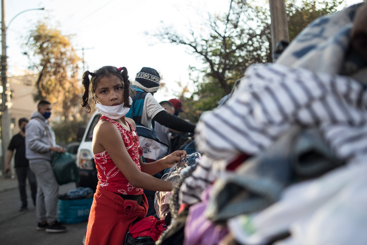 También hay niños y niñas venezolanos menores de 10 años de edad viviendo con sus familias que lamentablemente no cuentan con los medios económicos y laborales para arrendar un apartamento.