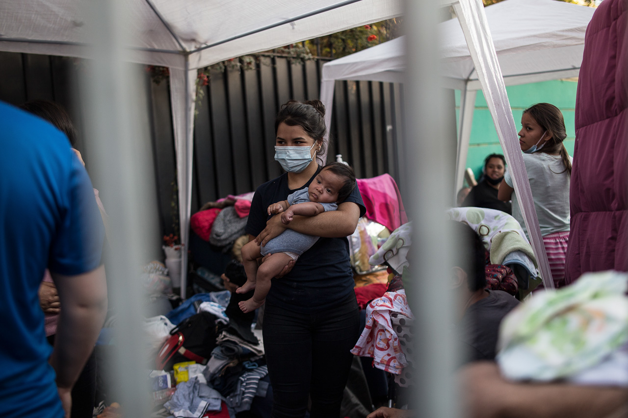 Entre los venezolanos que acampan a las afueras de su embajada en Santiago de Chile, hay 40 menores de edad, entre ellos, lactantes de tan solo meses.
