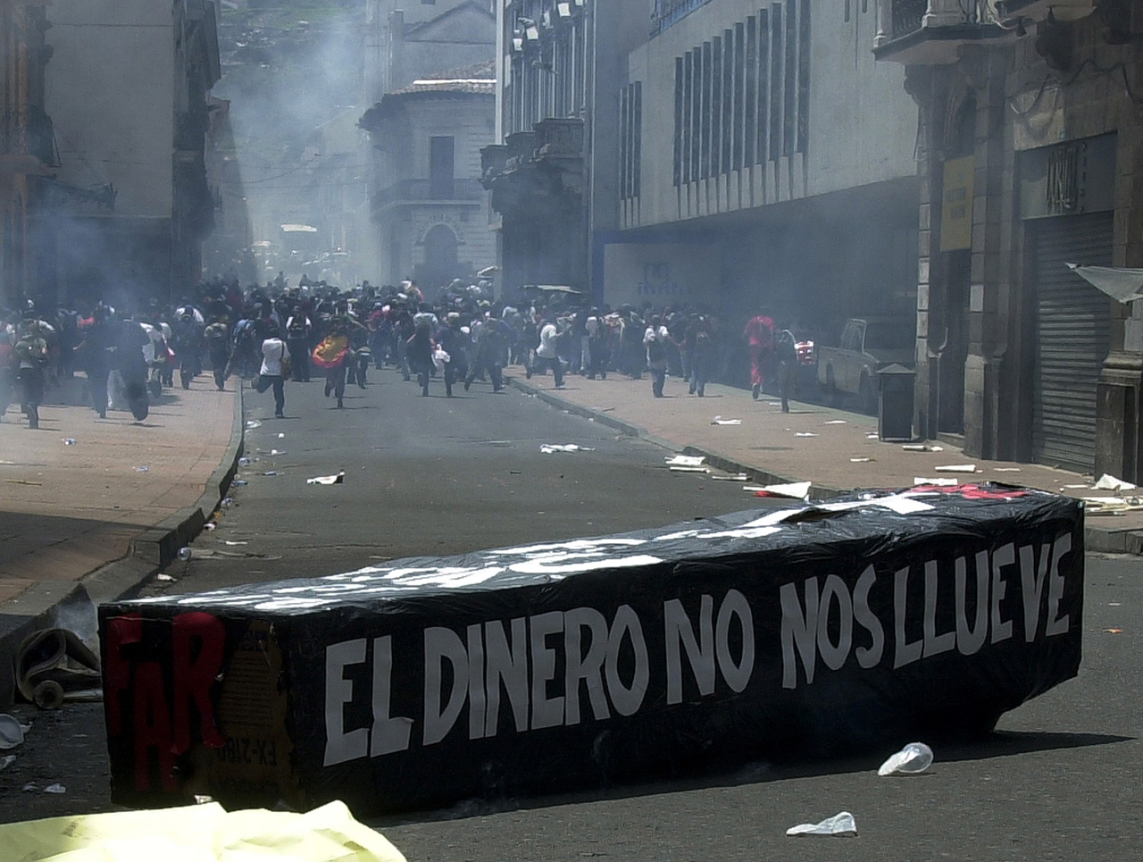 El sistema neoliberal y las privatizaciones por parte presidentes con nivel de corrupción siempre será una razón para las movilizaciones populares, que ven en el levantamiento indígena del 90 un ejemplo de lucha.