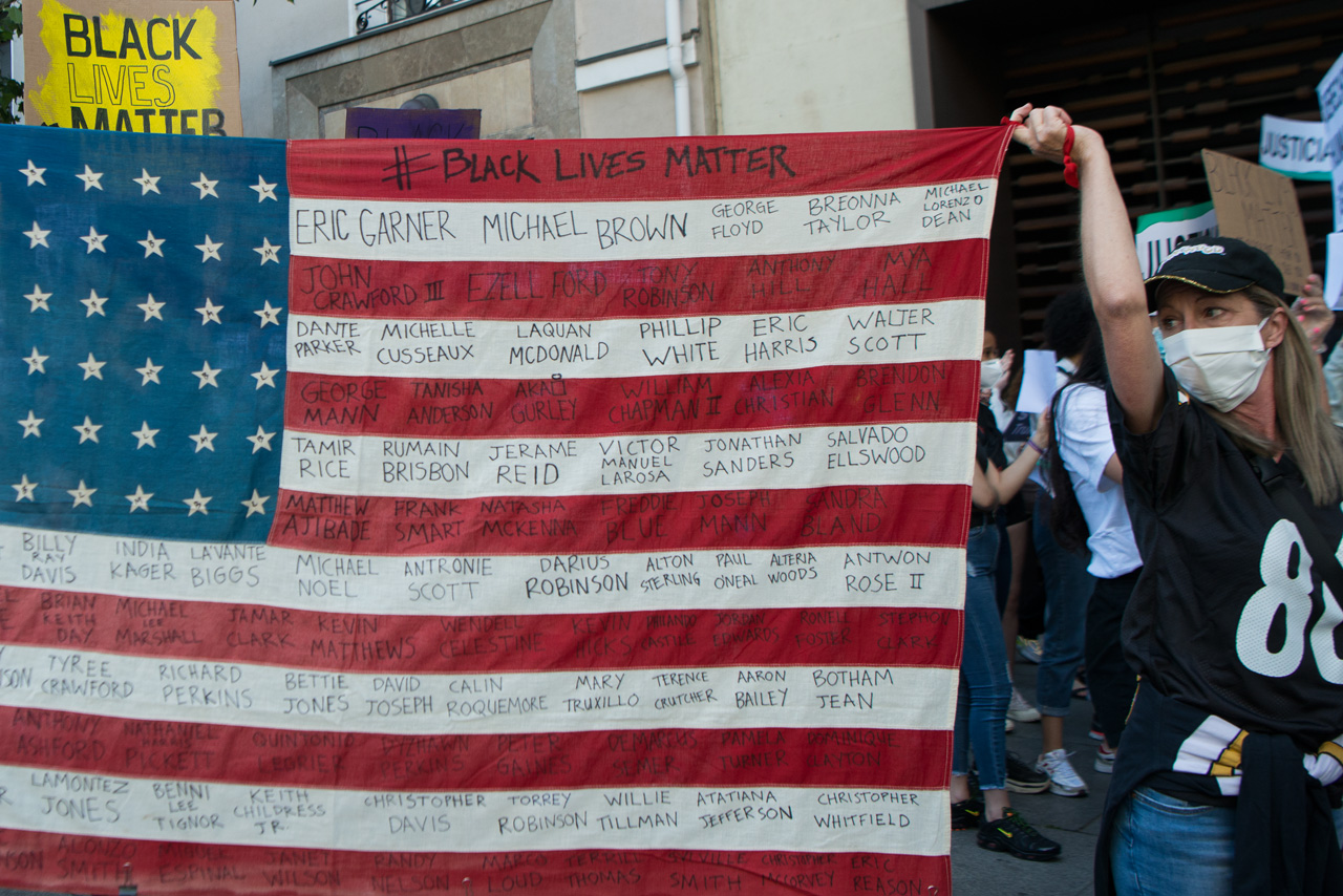 #BlackLivesMatter. "Las vidas negras importan". "Sin justicia no hay paz". "¡Floyd, hermano, nosotros no olvidamos!".