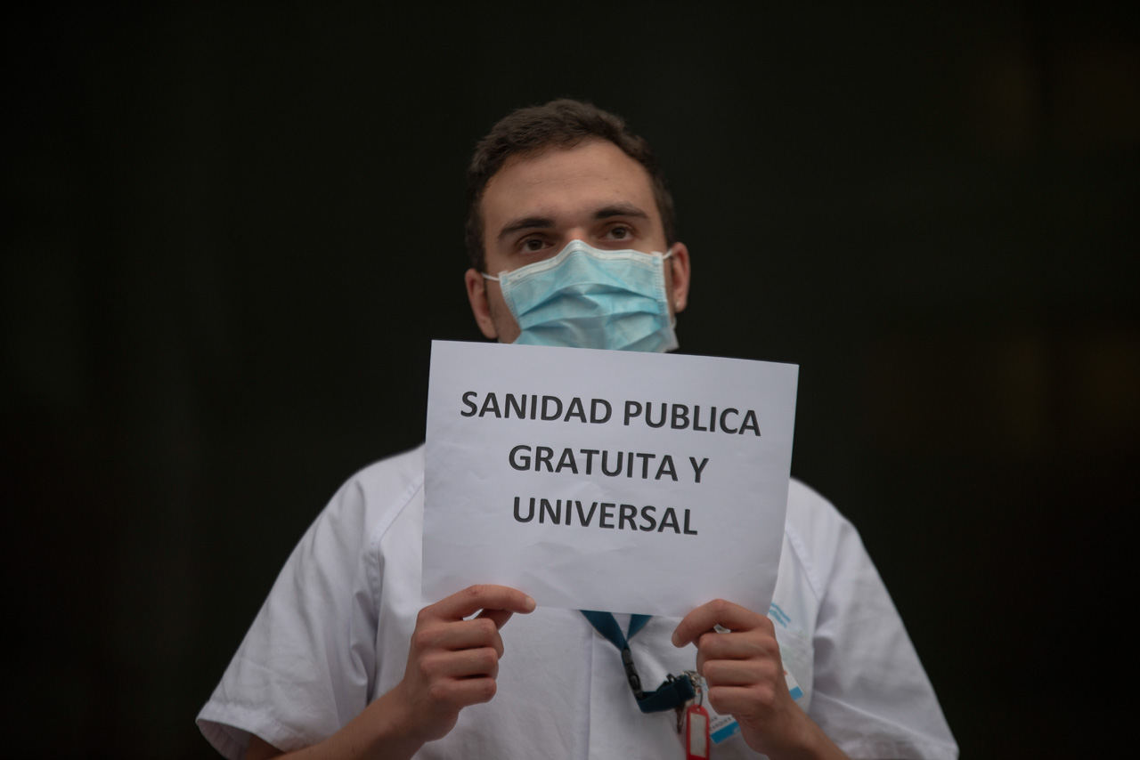 La efectividad del sistema sanitario público español se ha mantenido en niveles aceptables gracias al sobreesfuerzo ejercido por los profesionales sanitarios, aún encontrándose amenazado por los recortes económicos