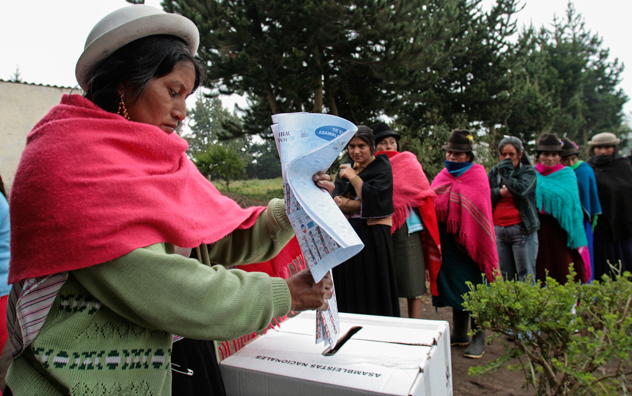 Elecciones EC 2021: Una indígena de la comunidad de Pilahuín, en la provincia de Tungurahua en el centro del Ecuador deposita su voto durante las elecciones del 2007.