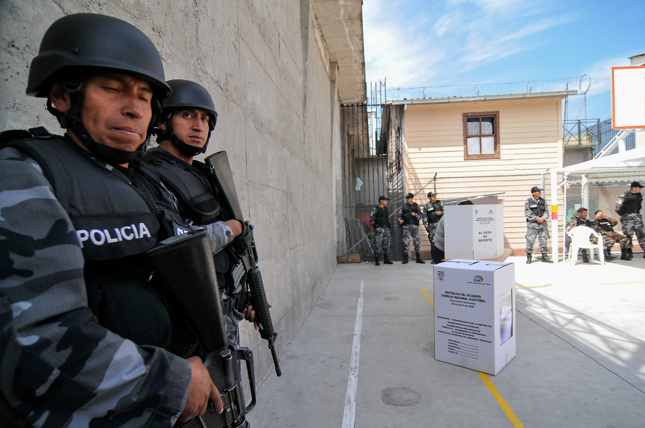 Policías de Ecuador durante las elecciones del 2009 en la cárcel de mujeres de Quito.
