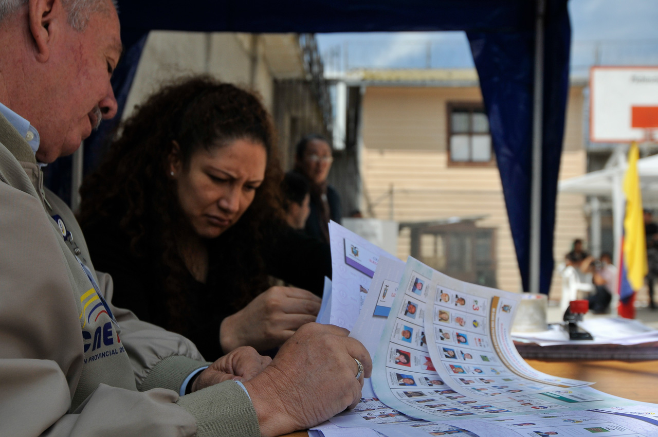 Funcionarios del CNE revisan las papeletas de los candidatos durante las elecciones del 2009 en la cárcel de mujeres de Quito.