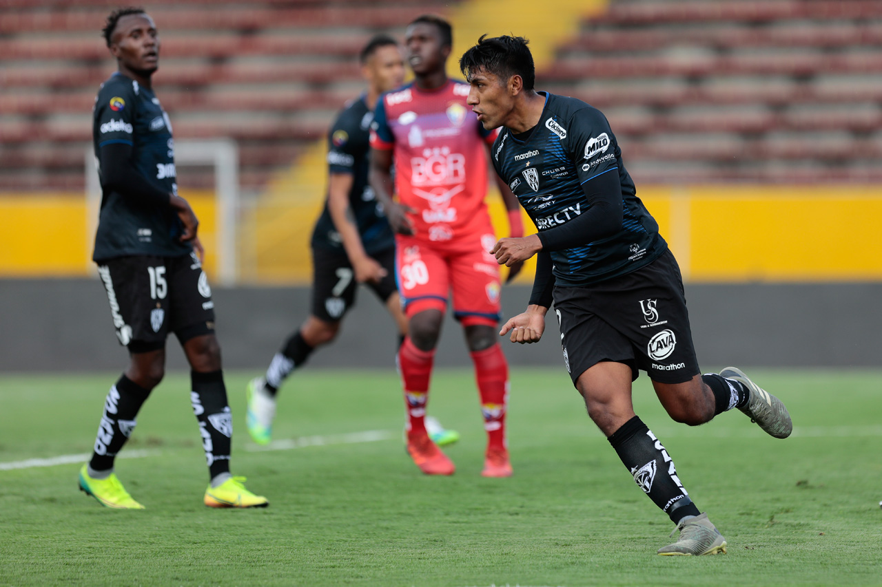 Luis Segovia del Independiente del Valle celebra el gol frente a el Nacional