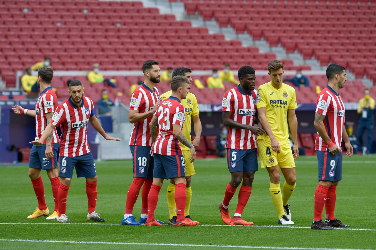 Jugadores del Atlético de Madrid y el Villarreal durante el partido en el Wanda Metropolitano.