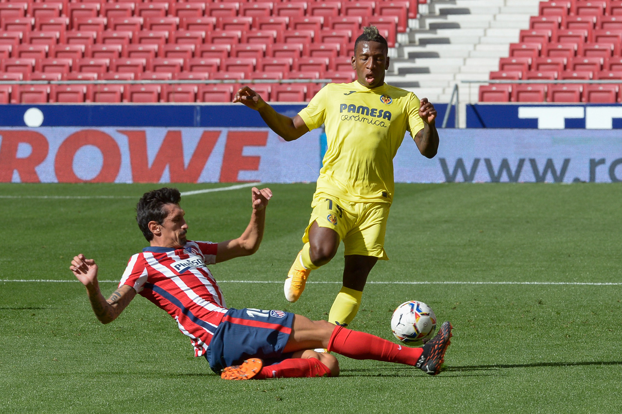 Savic y  Pervis Estupiñán disputan el balón durante el partido en el Wanda Metropolitano entre el Atlético de Madrid y el Villarreal.