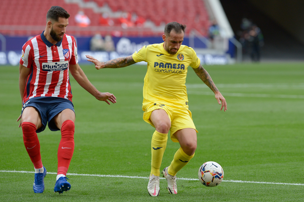 Felipe y Alcácer disputan el balón durante el partido en el Wanda Metropolitano entre el Atlético de Madrid y el Villarreal.