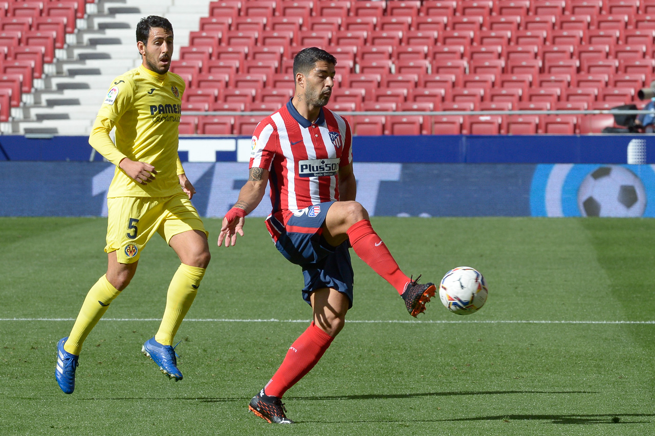 Luis Suárez domina el balón durante el partido en el Wanda Metropolitano.