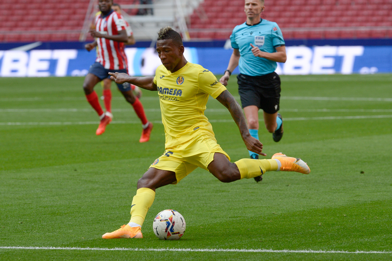 Pervis Estupiñán domina el balón durante el partido en el Wanda Metropolitano.