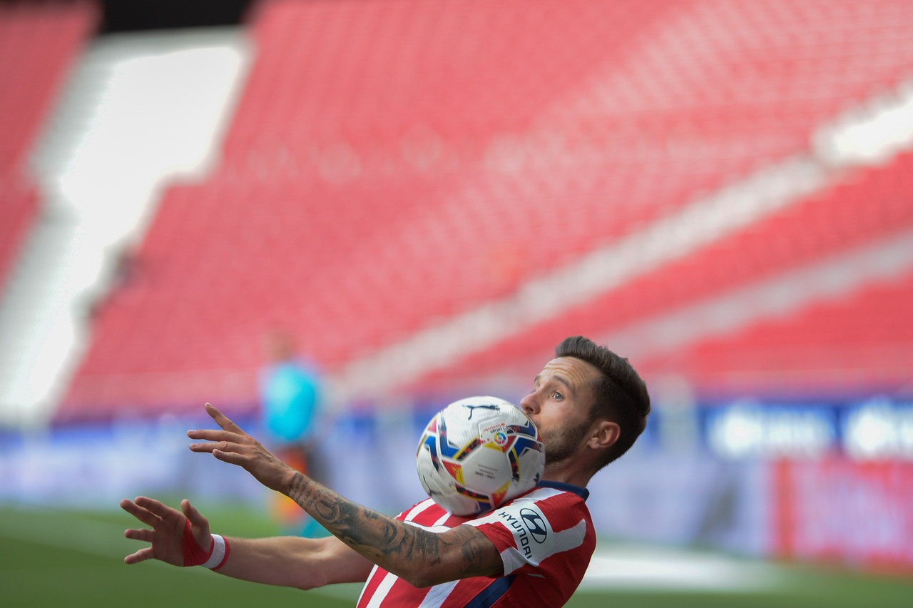 Saul domina el balón durante el partido en el Wanda Metropolitano entre el Atlético de Madrid y el Villarreal.