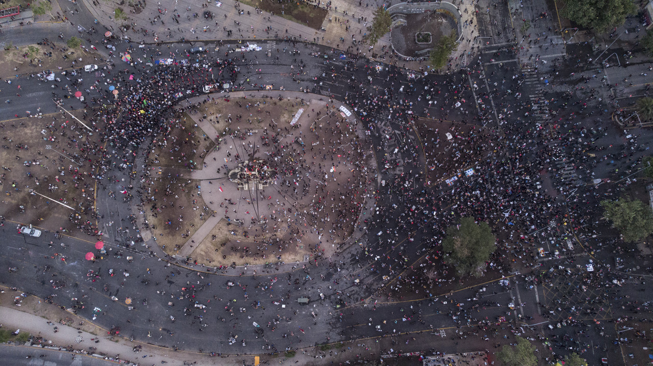 La plaza de Italia fue el centro de los festejo por la victoria del Apruebo en el plebiscito de Chile.
