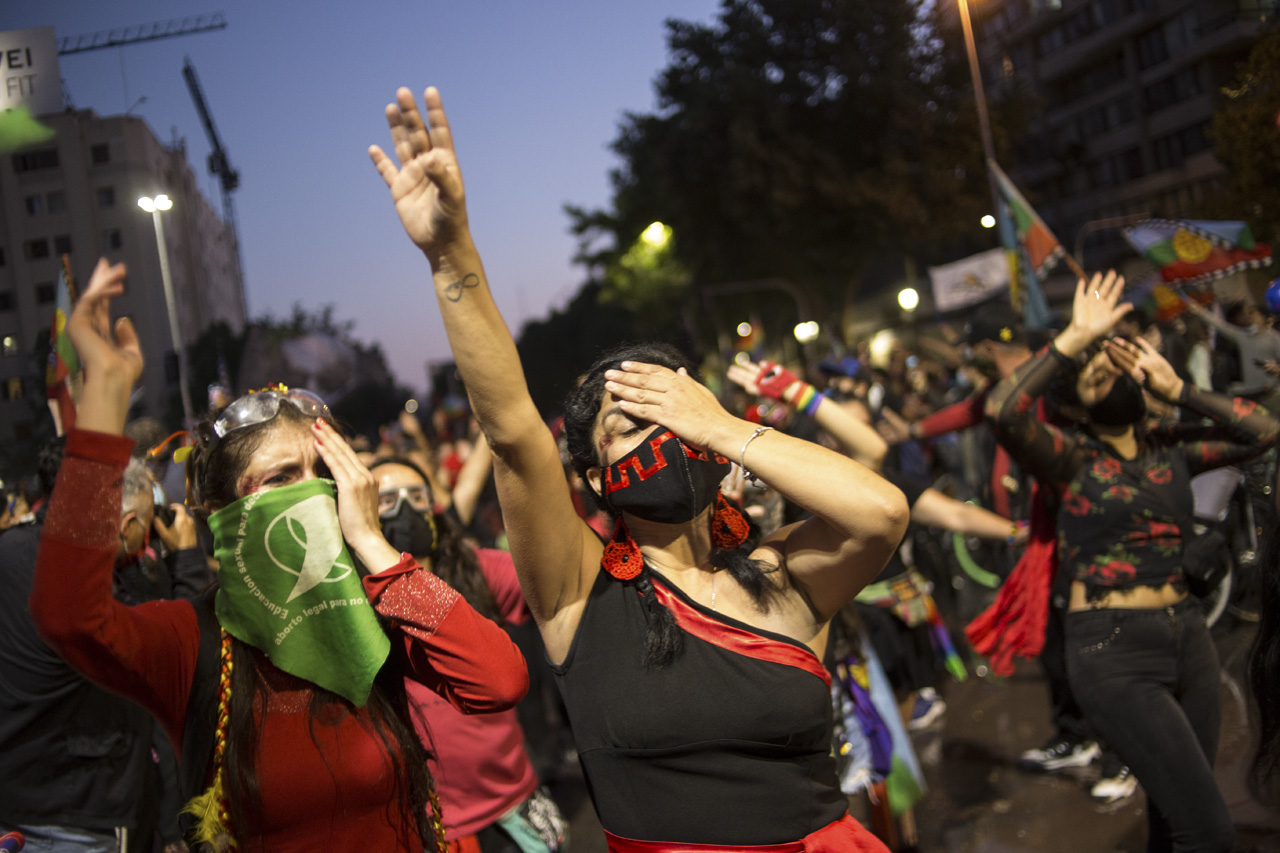 La actual constitución chilena establece el sistema de libre mercado como principio constitutivo del estado, sin proteger a los servicios básicos como salud, educación o jubilaciones y plebiscito en Chile logró plantear una nueva constitución.