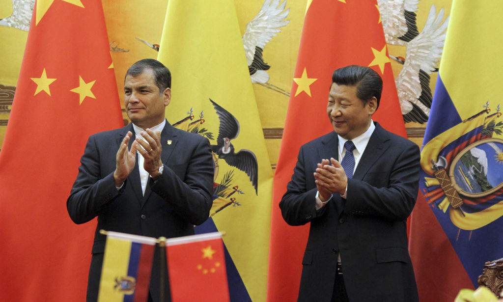 Xi Jinping y Rafael Correa en una de sus reuniones, en las que se permitió que la China pueda penetrar América Latina (AL) con el apoyo del socialismo del siglo XXI y de gobernantes corruptos que privilegiaron su bienestar, empeñando el desarrollo nacional de cada país.