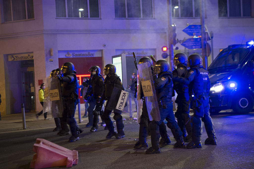 La policía española controló las protestas en Madrid por las restricciones covid-19.