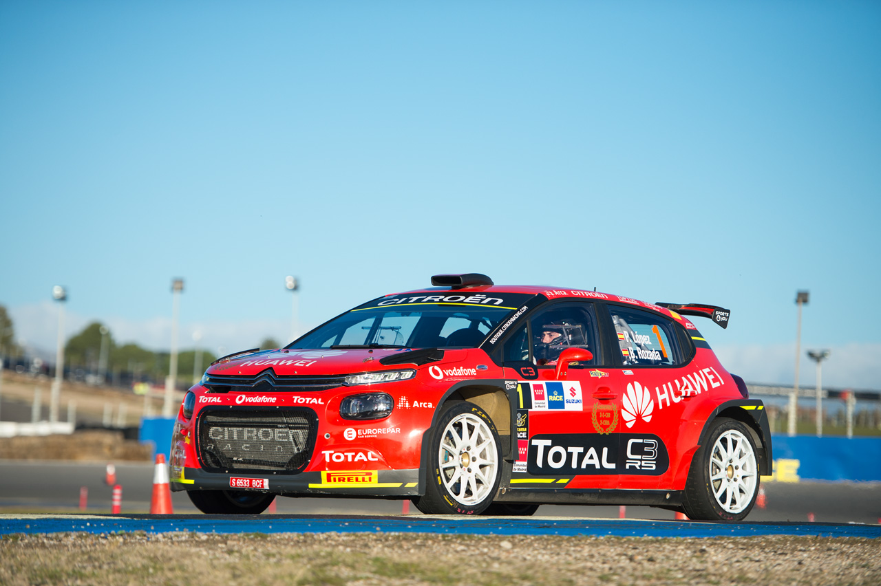 Pepe López con su coche Citroën C3 R5 durante el Rally