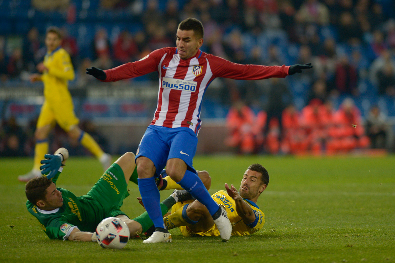 Ángel Correa del Atlético de Madrid disputa el balón con el arquero de Las Palmas Raúl Lizoain