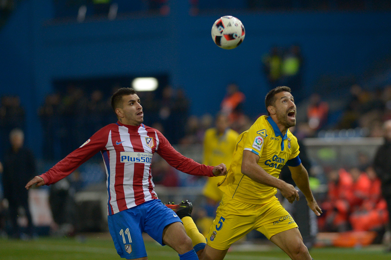 Ángel Correa del Atlético de Madrid disputa el balón con García de Las Palmas durante la Copa del Rey