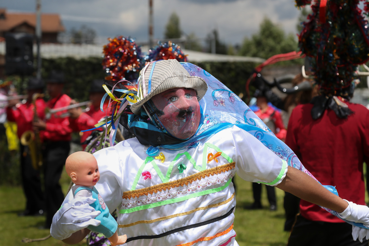 Las guarichas son uno de los personajes principales de la Diablada de Píllaro.