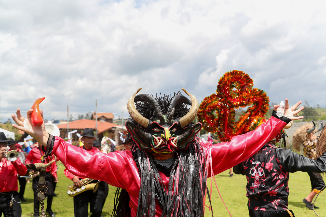 Los diablos de la fiesta pillareña han realizado una representación simbólica de esta fiesta andina.