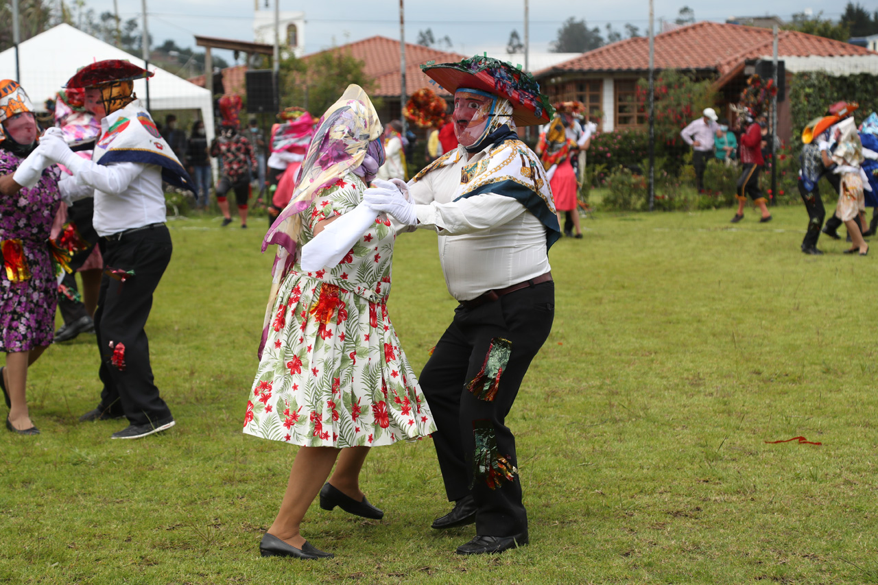 30 personas vestidas con trajes coloridos de diablos, guarichas, parejas de línea y capariches participaron en la Diablada de Píllaro