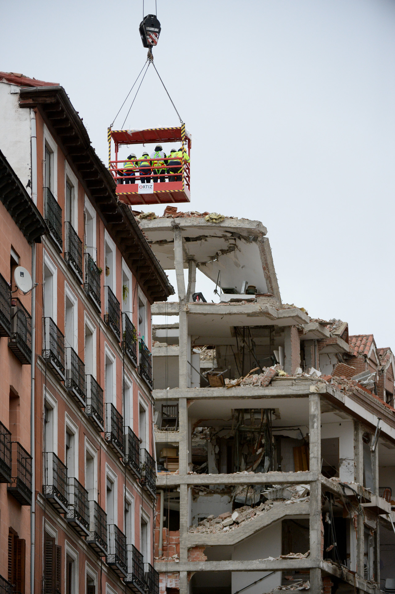 Técnicos del ayuntamiento de Madrid revisan el edificio destruído por la explosión de gas.