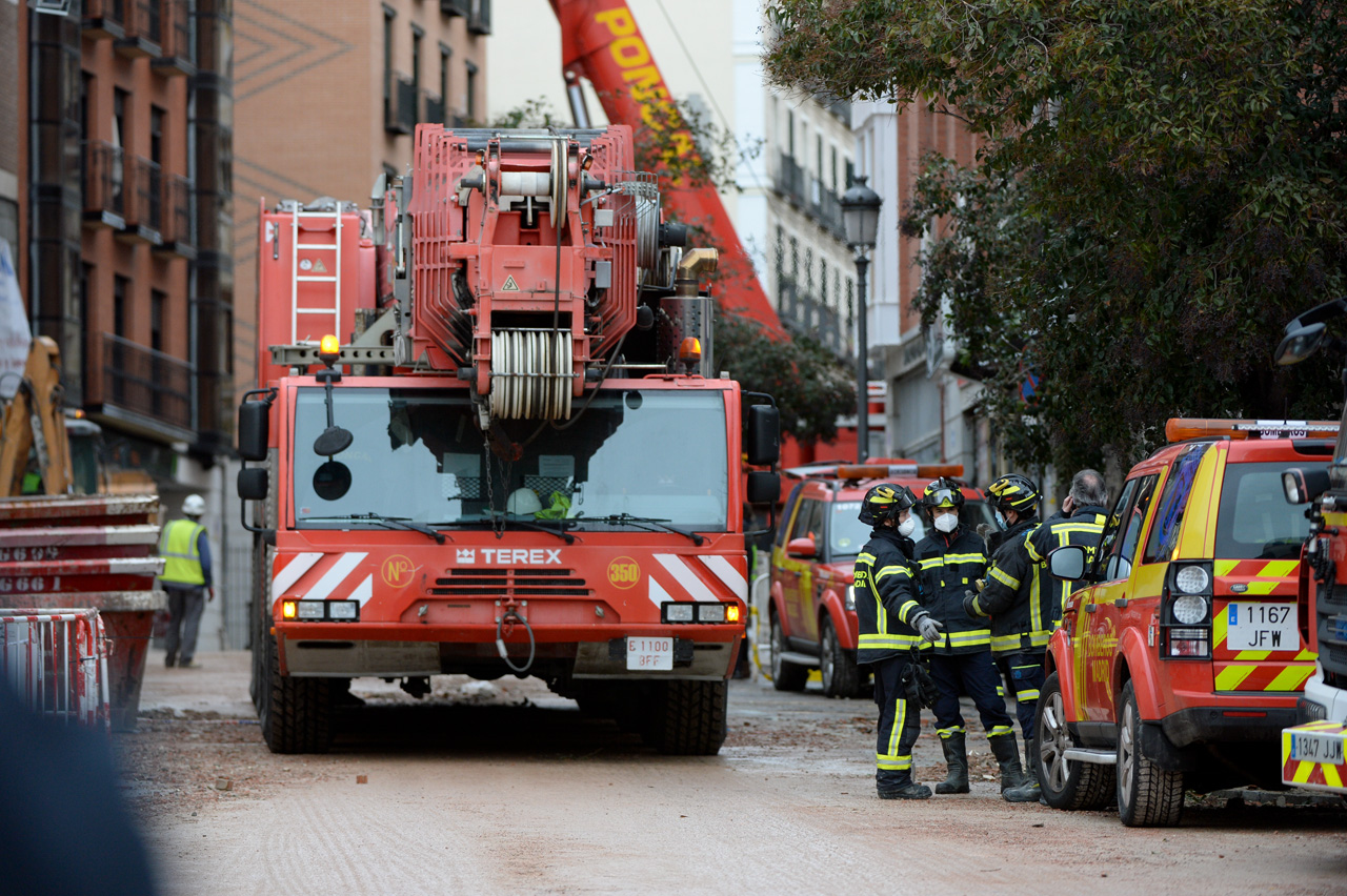 Bomberos de Madrid durante la revisión del edificio destruído por la explosión de gas. 