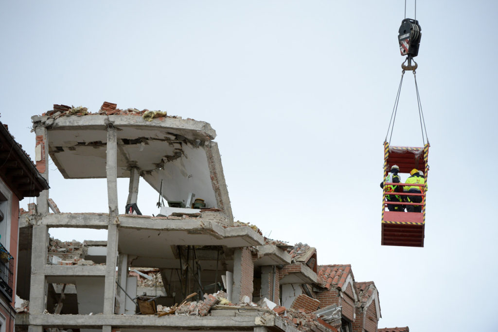 Técnicos del ayuntamiento de Madrid revisan el edificio destruído por la explosión de gas. 