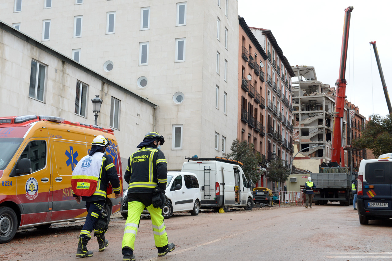 Los servicios de emergencia de Madrid durante la revisión del edificio destruído por la explosión de gas.