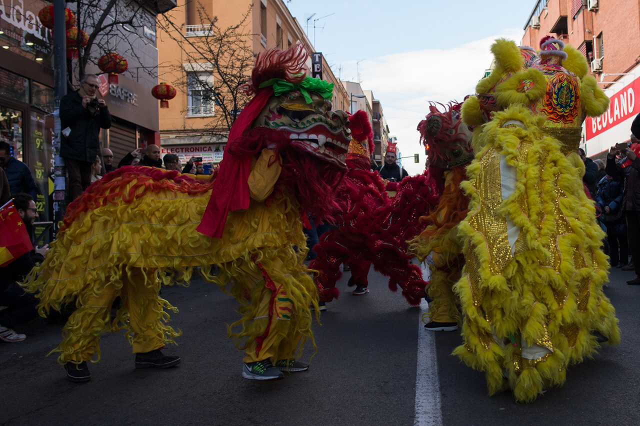 Los dragones resaltan con su multicolor en la fiesta del barrio de Usera en Madrid.