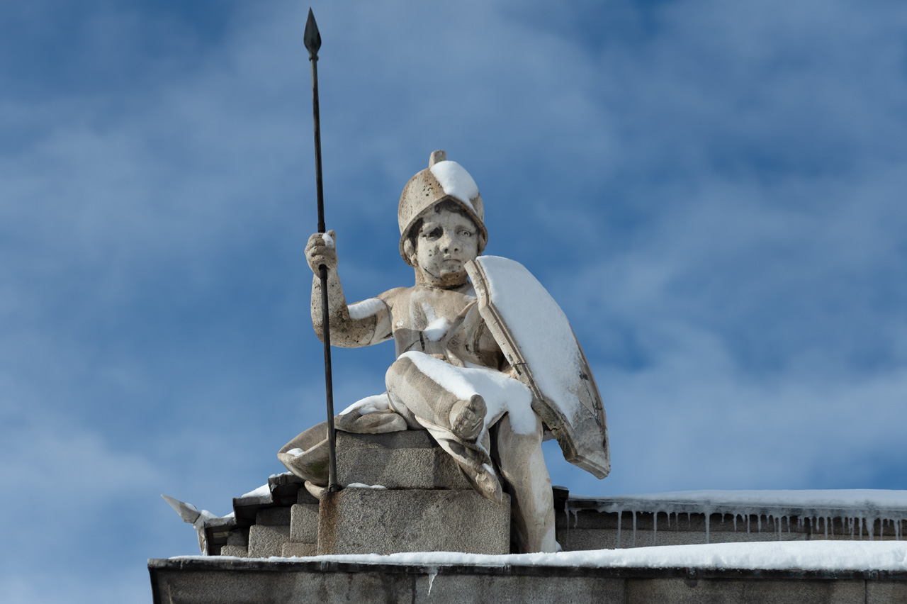 Uno de los Puttos o querubines de la Puerta de Alcalá es otra postal de la borrasca Filomena.