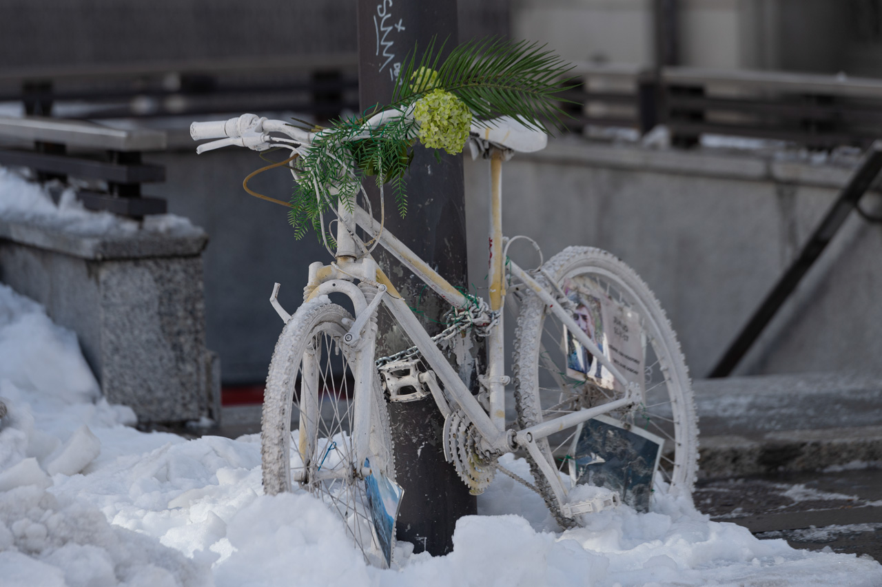 Una bicicleta llena de nieve en la calle de Alcalá.