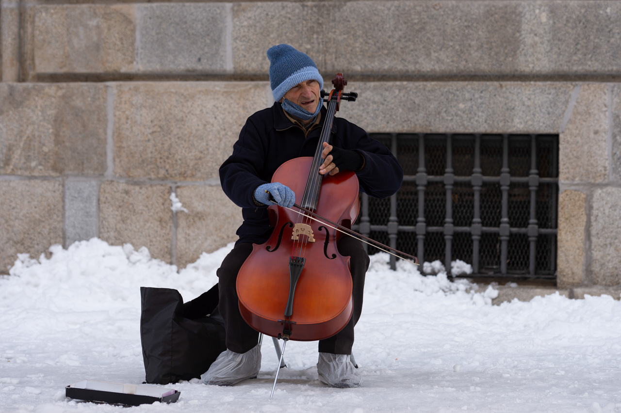 Una músico toca un violonchelo en una calle del centro de Madrid.