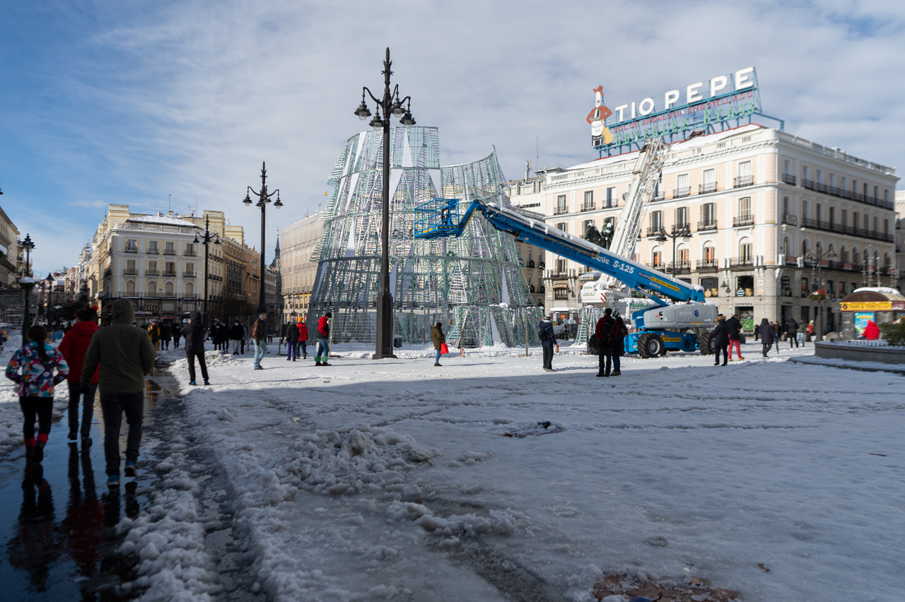 La Plaza del Sol muestra la cantidad de nieve que cayó en Madrid.
