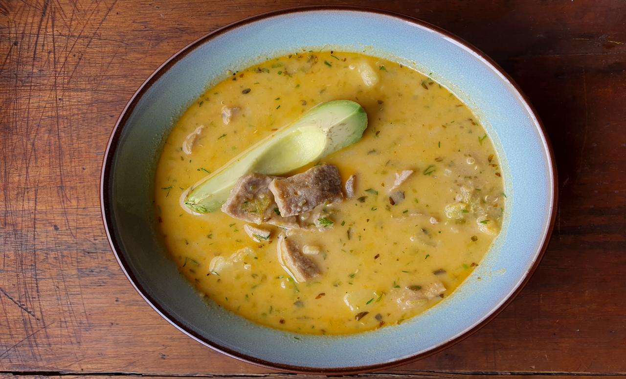 La versión de la sopa de Quinua con cerdo y maní, es uno de las forma más tradicionales de preparar en las familias ecuatorianas.