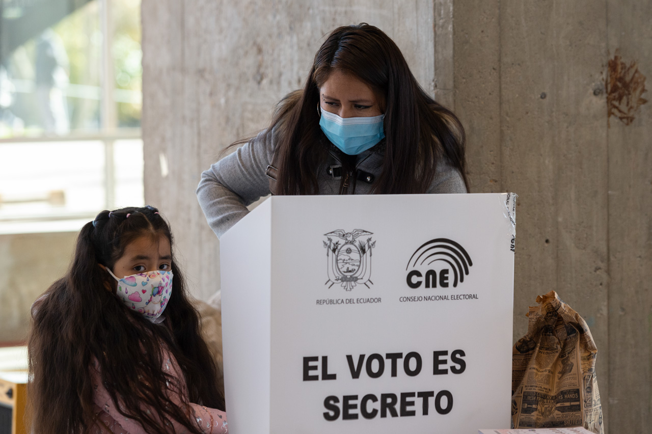 Varias madres concurrieron con sus hijos durante las elecciones de Ecuador 2021 en Madrid, se realizaron en el Pabellón de Cristal de la Casa de Campo.