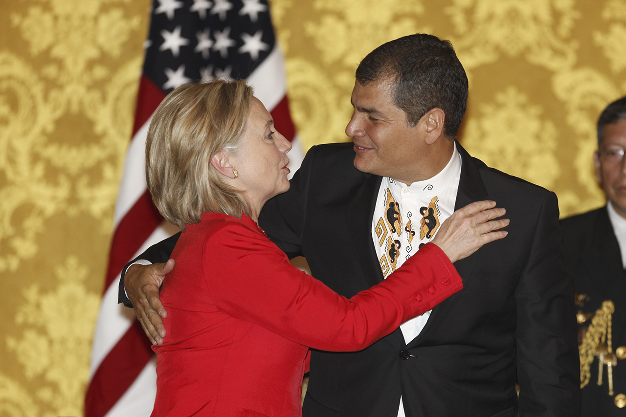 Rafael Correa ex presidente de Ecuador y Hillary Clinton ex Secretaria de Estado de los Estados Unidos Foto de archivo del 2010.