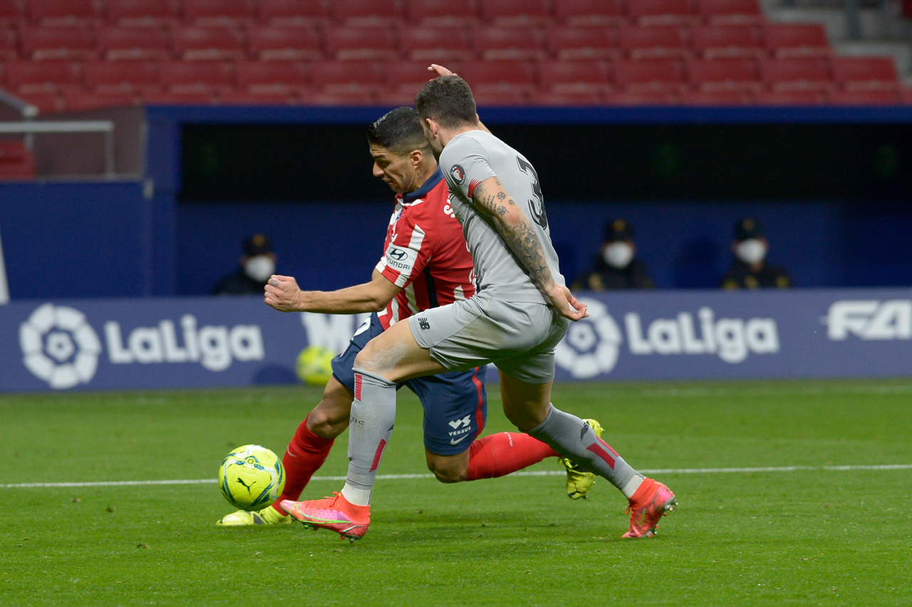 Luis Suárez del Atlético de Madrid y Unai Núñez disputan el balón en el Wanda Metropolitano. 