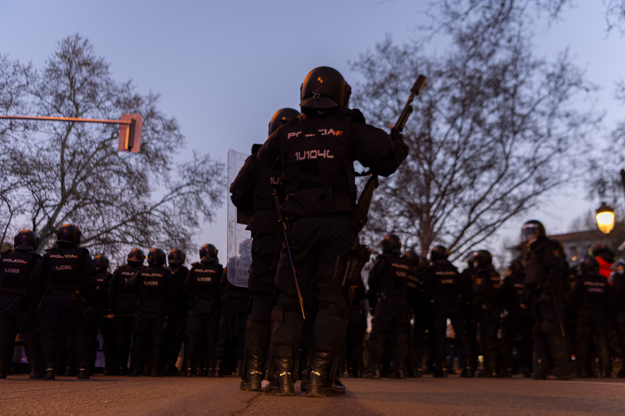 La policía española durante la protesta en Atocha.
