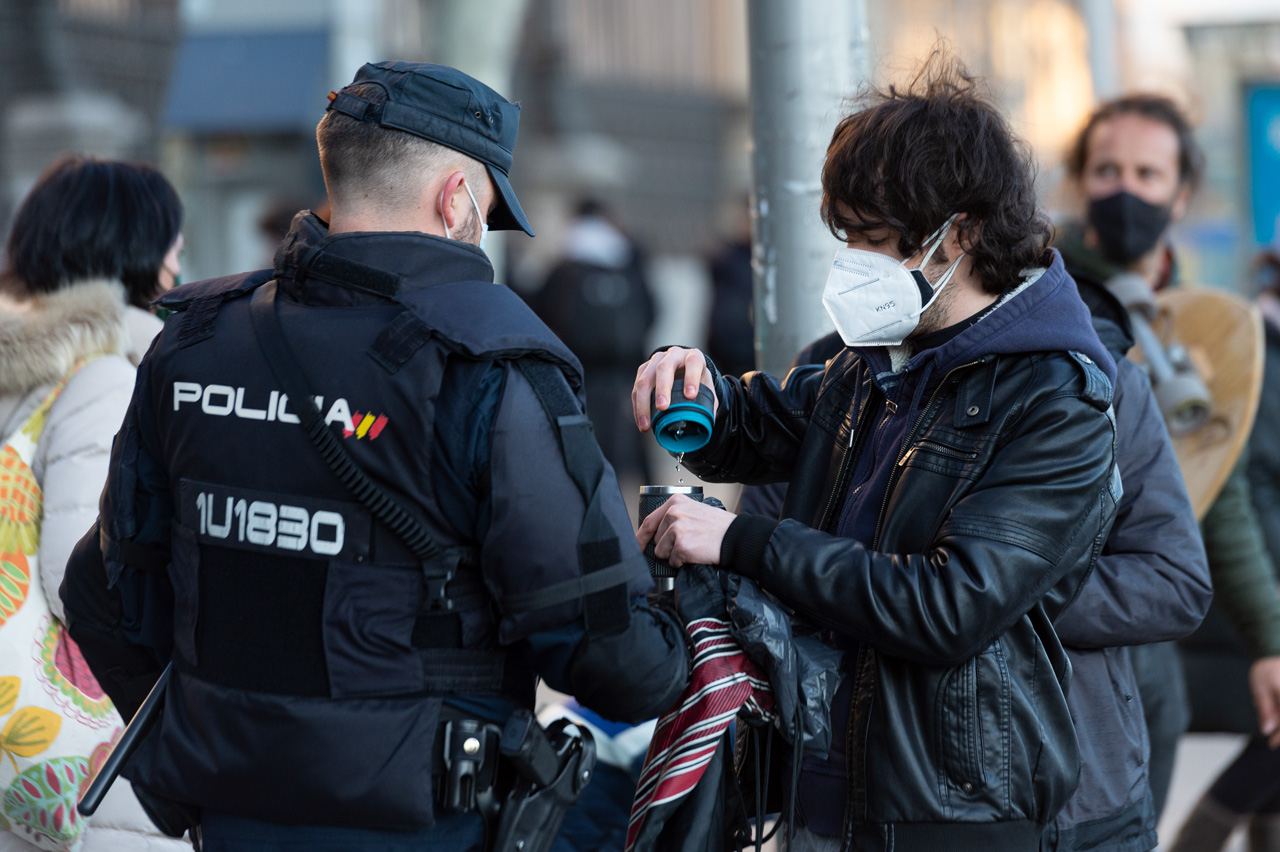 Cientos de personas se concentran en los alrededores de la estación de Atocha en Madrid, pidiendo libertad para Pablo Hasel y con un control de la policía española.