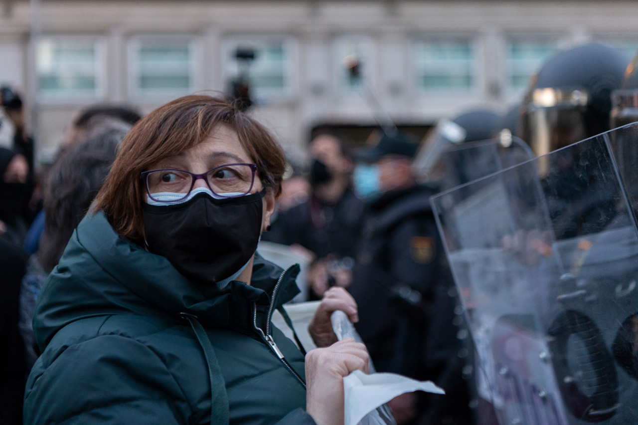 Una activista antifascista en los alrededores de la estación de Atocha en Madrid, pidiendo libertad para Pablo Hasel.