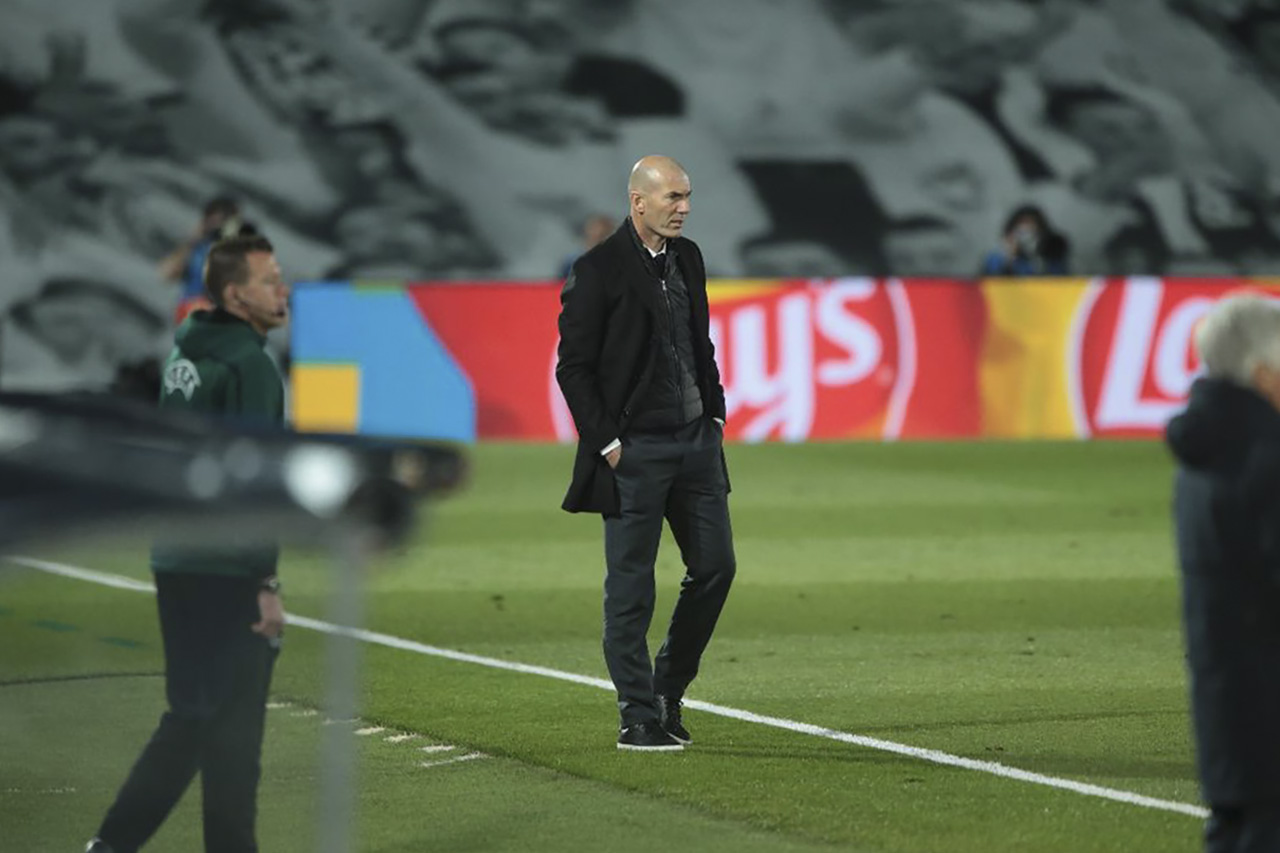 Zinedine Zidane durante el partido de los octavos de la Champions League entre el Real Madrid y el Atalanta.