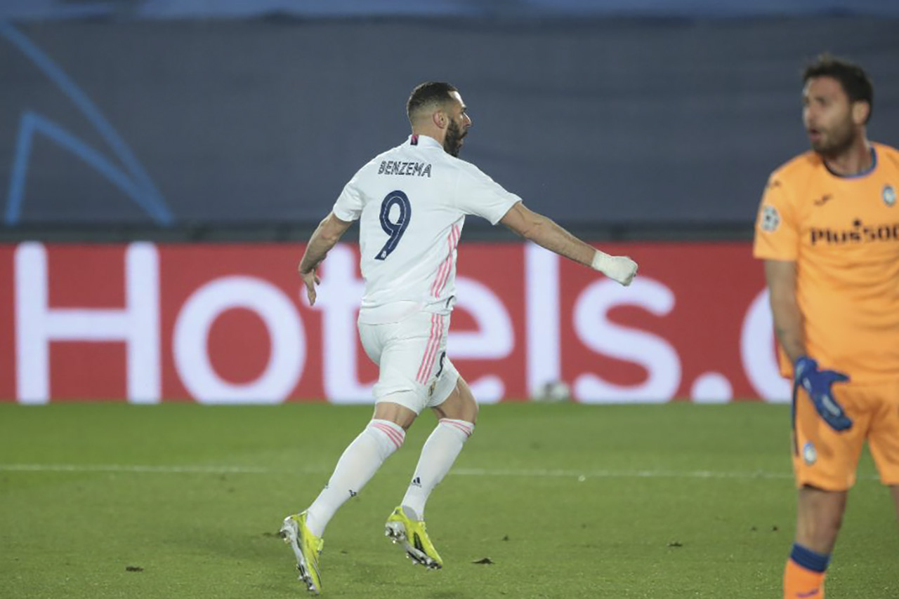 Karim Benzema festeja el primero del partido.