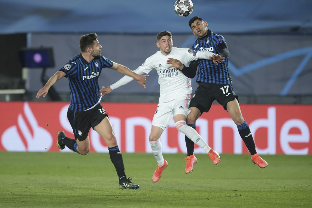 El uruguayo Federico Valverde disputa el balón con jugadores del equipo italiano Atalanta.